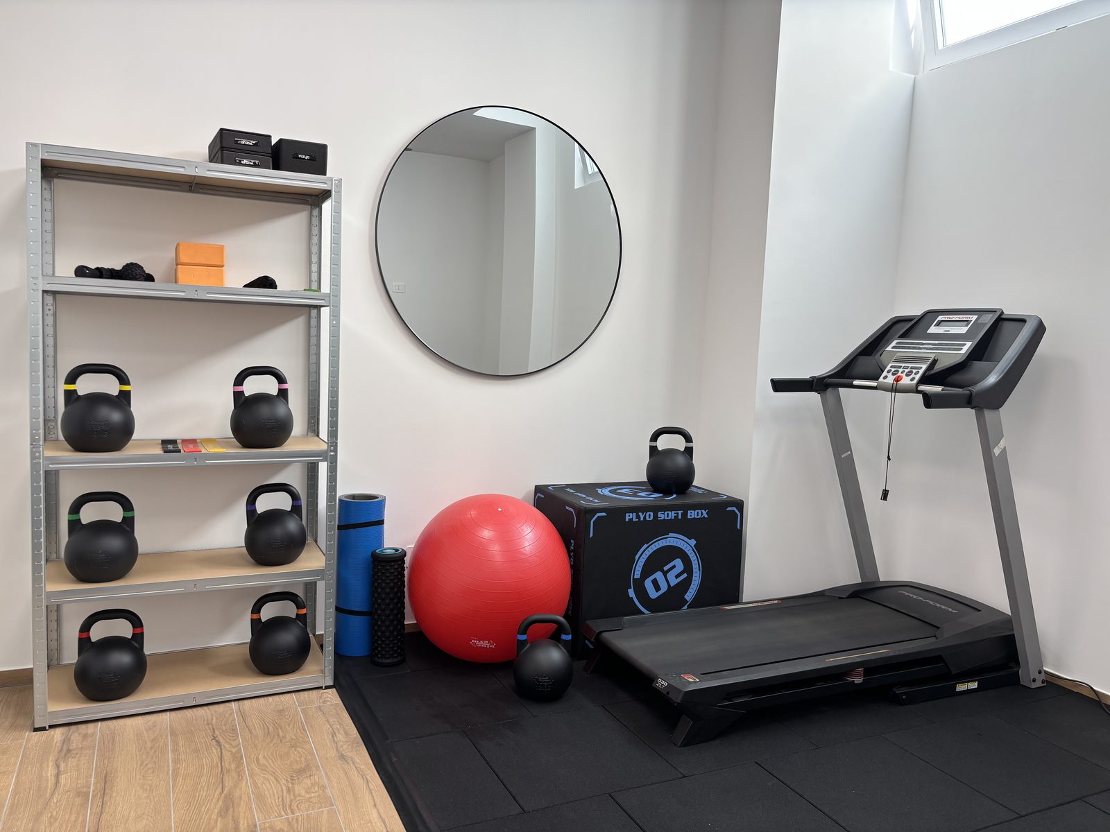 Area funzionale con kettlebell, fitball, plyo box e tapis roulant